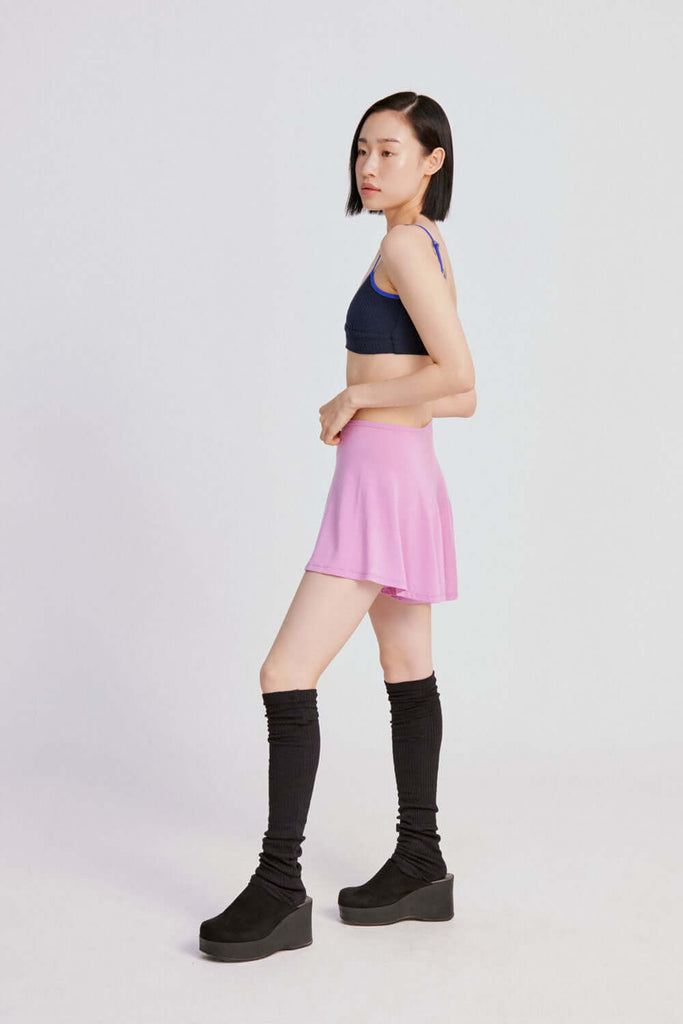 side view of the smk TENCEL™ skort (B-GRADE) wearing by model